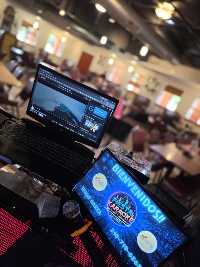 Pantalla de bienvenida de Fiesta Karaoke SATX con micrófono y mezcladora